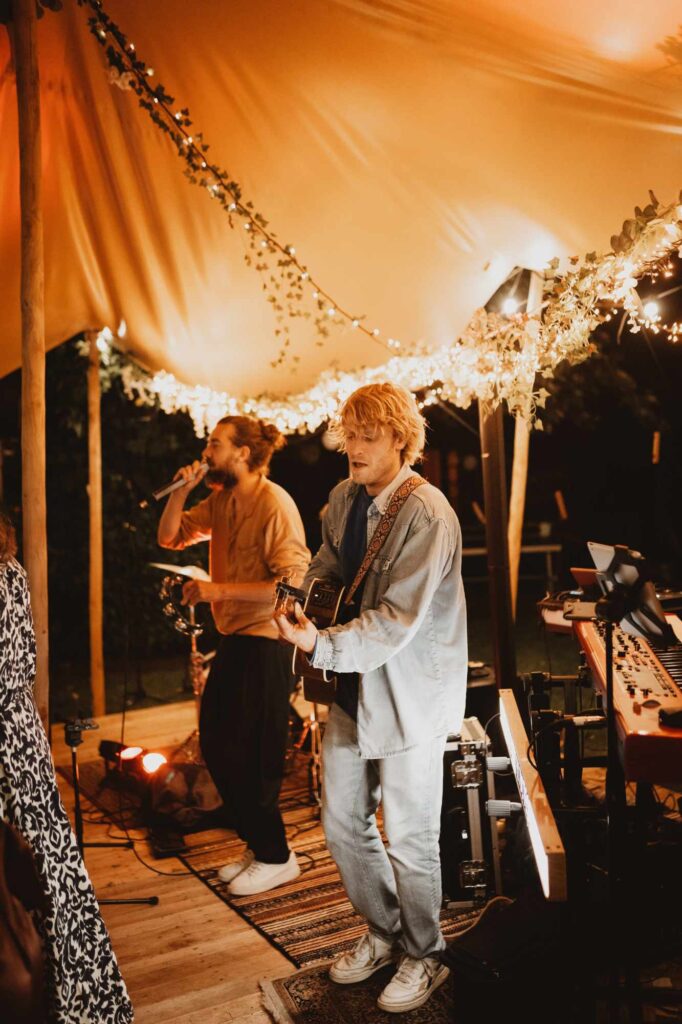 The Tributes akoestische coverband outdoor wedding